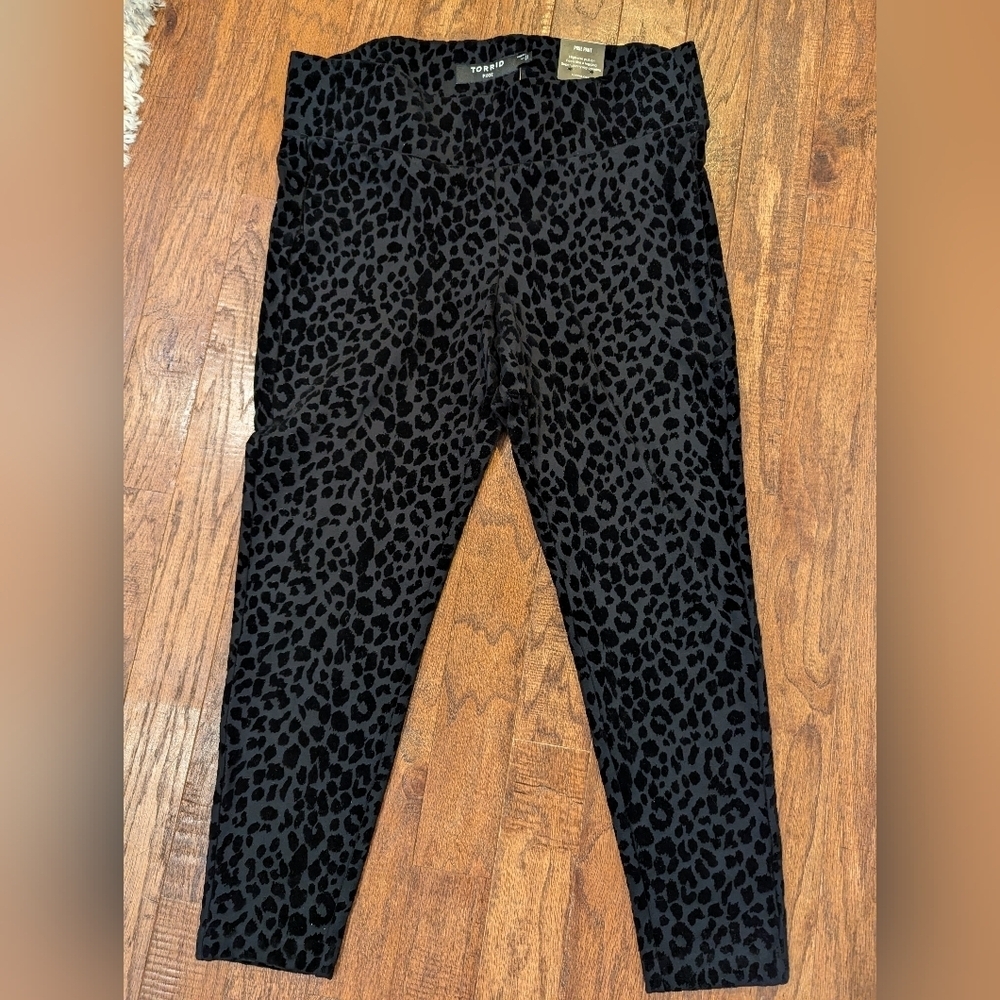 Torrid leopard pixie Pants Retro 50s black slim fix Pants Sz 10 M/L or 1x